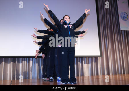 Tokio, Japan. 19. April 2017. Team Japan Gruppe (JPN) Eiskunstlauf: ISU World Team Trophy 2017 Vernissage in Tokio, Japan. Bildnachweis: YUTAKA/AFLO SPORT/Alamy Live-Nachrichten Stockfoto