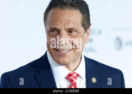 New York, USA. 19. April 2017. Gouverneur von New York, Andrew Cuomo kommt bei der 2017 Tribeca Film Festival Opening Night, Clive Davis: The Soundtrack Of Our lebt Credit: The Foto Zugang/Alamy Live News Stockfoto