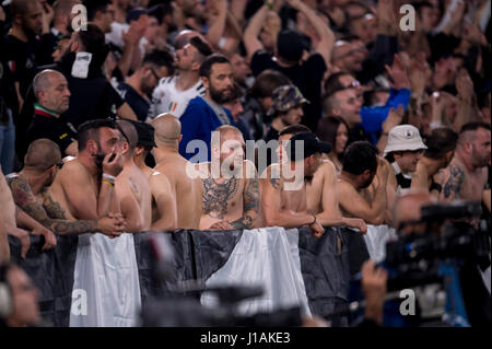 Turin, Italien. 11. April 2017. Juventus-fans Fußball: UEFA Champions League-Viertelfinale 1. Bein match zwischen Juventus 3-0 FC Barcelona bei Juventus Stadium in Turin, Italien. Bildnachweis: Maurizio Borsari/AFLO/Alamy Live-Nachrichten Stockfoto