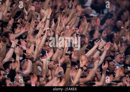 Turin, Italien. 11. April 2017. Juventus-fans Fußball: UEFA Champions League-Viertelfinale 1. Bein match zwischen Juventus 3-0 FC Barcelona bei Juventus Stadium in Turin, Italien. Bildnachweis: Maurizio Borsari/AFLO/Alamy Live-Nachrichten Stockfoto