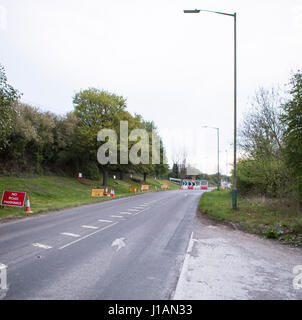 Königliche Wootten Bassett, UK. 20. April 2017. Weitere Verzögerungen für Royal Wootton Bassett Einwohner wie die A3102 geschlossen bleibt, es wurde gegründet, um am 20. April 2017 nach dem Wiederaufbau der Bath Road Bridge, ebnet den Weg für eine neue Flotte von Elektrozügen Kredit wieder: Urbanbuzz/Alamy Live-Nachrichten Stockfoto