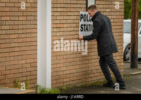 Bewohner im Blacon, Chester gehen zu den Abstimmungen im Rat - Wahl zu wählen. Credit: Brian Hickey Fotografie/Alamy Stockfoto