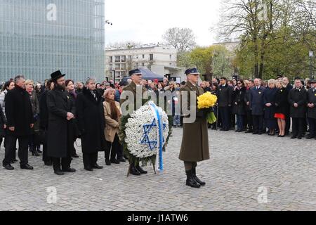 Warschau, Polen. 19. April 2017. Mitglieder der jüdischen Gemeinde legen Blumen, vor allem gelbe Narzissen, die Erinnerung an den Aufstand im Warschauer Ghetto während der 74. Jahrestag der den Aufstand im Warschauer Ghetto bedeuten. Blumen wurden vor dem Ghetto-Helden-Denkmal in Warschau am 19. April 2017 gelegt. Verschiedenen Vertretern, einschließlich der polnisch-jüdischen Organisationen, haben Mitglieder des Staat und Kommunen, Botschafter, sowie diejenigen, die "Gerechten unter den Völkern" zum Jubiläum. Bildnachweis: Pazifische Presse/Alamy Live-Nachrichten Stockfoto