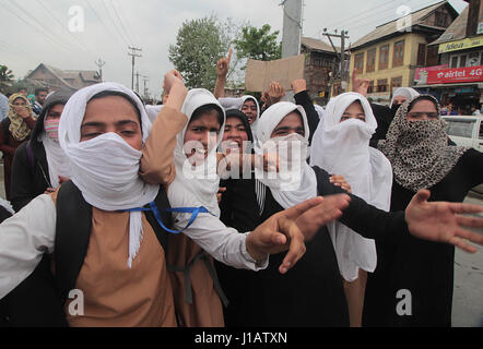 Studenten rufen anti-Regierung Parolen während einer Protestaktion in Srinagar die Sommerhauptstadt von Kaschmir am 19. April 2017. Die aufgeregte Schüler protestierten gegen die Anwendung von Gewalt von der indischen Polizei auf die Schüler nur wenige Tage zurück in denen mehr als fünfzig Studenten nachhaltig verletzt, nachdem die Polizei Tränengas Granaten setzte, Kanonen und Granaten Chili Wasser. Stockfoto