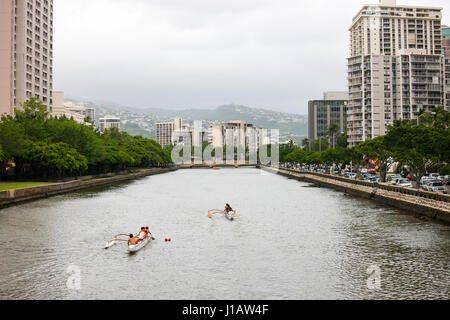 Kajak-Rennen auf Ala Wai Canal, Norden Waikiki, Hawaii Stockfoto