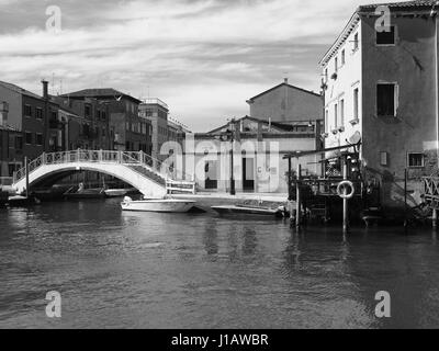 Boote und Brücke in Guidecca in Venedig Stockfoto