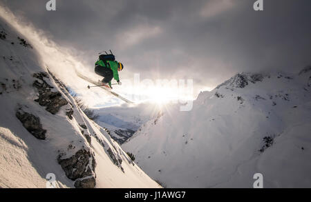 Ein Skifahrer fliegt hinunter die Off-Piste Bergseite im Skigebiet Arlberg in Vorarlberg, Österreich. Stockfoto