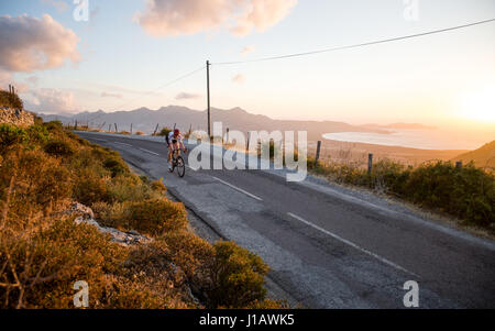 Ein junger Mann trainiert Straße Bycycle Rennen in Calvi, Corsica. Korsika ist die gebirgigste Insel im Mittelmeer und liegt im Westen der Ital Stockfoto