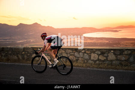 Ein junger Mann trainiert Straße Bycycle Rennen in Calvi, Corsica. Korsika ist die gebirgigste Insel im Mittelmeer und liegt im Westen der Ital Stockfoto