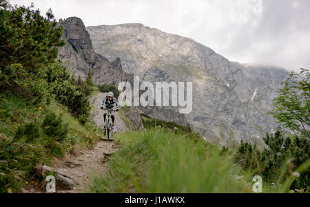 Ein Mountainbiker hat Offroad-Rennen in offenen Landscpape Bluntautal im SalzburgerLand Österreich. Stockfoto