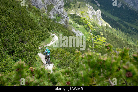 Ein Mountainbiker hat Offroad-Rennen in offenen Landscpape Bluntautal im SalzburgerLand Österreich. Stockfoto