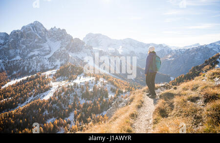 Eine Wander Person genießt die Aussicht auf die Dolomiten in der Nähe von Cortina d ' Ampezzo in Belluno, Italien. Stockfoto