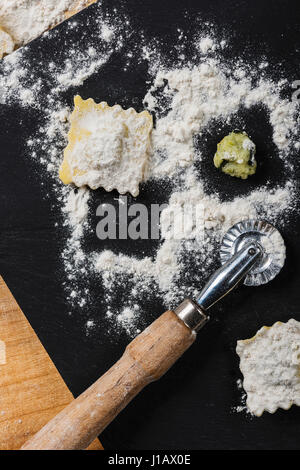 Vorbereitung Ravioli italienisch gefüllt Vergangenheit zu Hause in der Küche mit allen notwendigen Zutaten : Pasta Teig Mehl Eier Spinat Ricotta Käse Werkzeuge Stockfoto