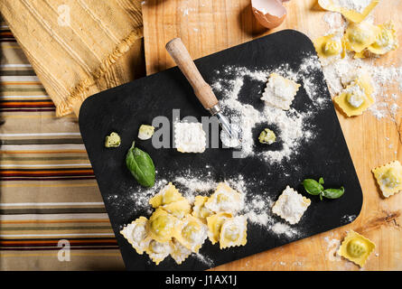 Vorbereitung Ravioli italienisch gefüllt Vergangenheit zu Hause in der Küche mit allen notwendigen Zutaten : Pasta Teig Mehl Eier Spinat Ricotta Käse Werkzeuge Stockfoto