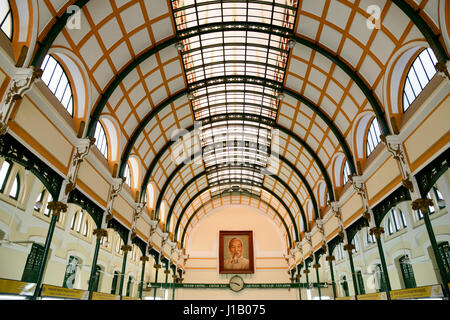 Die Saigon Central Post Office in Ho-Chi-Minh-Stadt. Es wurde vom französischen Architekten Gustave Eiffel zwischen 1886 und 1891 entwickelt. Stockfoto