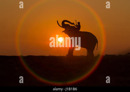 Silhouette Elefant in den Kreis der Sonne. Es ist ein Weg des Lebens in Thailand. Stockfoto