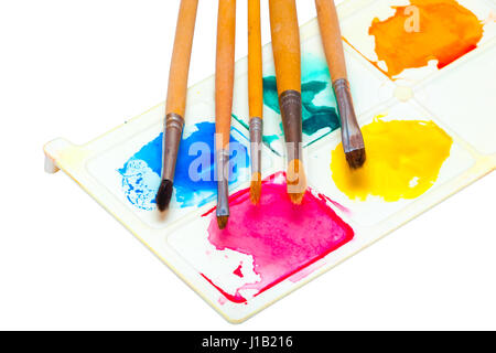 Fünf Pinsel für die Malerei Aquarelle auf einer Palette mit Farben auf weißem Hintergrund. Isoliert Stockfoto