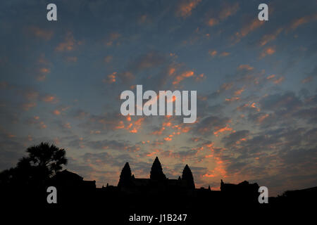 Sonnenaufgang über dem Tempel über die Tempel von Angkor Wat (im 12. Jahrhundert von König Suryavarman gebaut), in Siem Reap, Kambodscha. Stockfoto