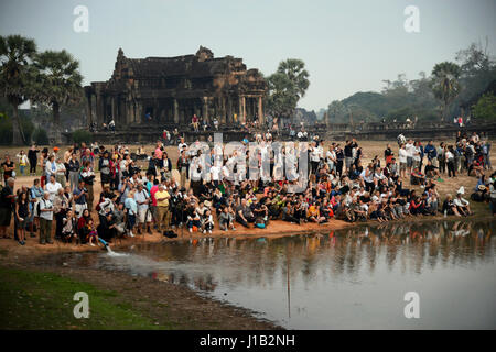 Touristen versammeln, um den Sonnenaufgang auf der Angkor Wat UNESCO World Heritage Site in Siem Reap, Kambodscha beobachten. Stockfoto