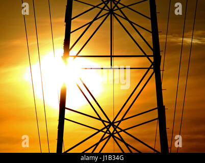 Strom Pylon bei Sonnenuntergang - Hohe Spannung Stockfoto