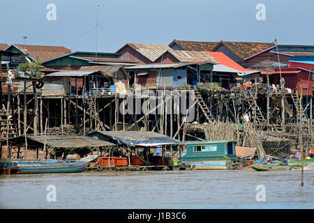 Leben in der Fischerei Dorf von Kompong Khleang, ein einzigartiges Dorf in Stelzen auf dem Ufer des Tonle Sap See in Siem Reap Provinz von Kambodscha. Stockfoto