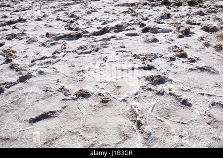 Näheres zu den trockenen, unfruchtbaren Salzwüste an der tiefsten Stelle des Death Valley in Kalifornien gefunden.  Bild zeigt Risse und uneben, weiße und braune Oberfläche. Stockfoto