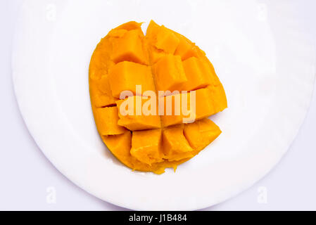 Mumbai / Indien 12. April 2017 Mango-Frucht (Würfel, Scheiben) auf dem Teller und Schmetterling isoliert auf weißem Hintergrund Stockfoto