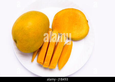 Mumbai / Indien 12. April 2017 Mango-Frucht (Würfel, Scheiben) auf dem Teller und Schmetterling isoliert auf weißem Hintergrund Stockfoto