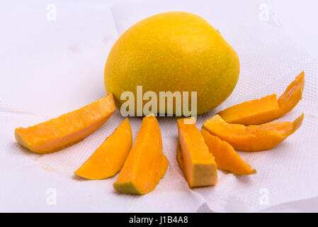 Mumbai / Indien 12. April 2017 Mango-Frucht (Würfel, Scheiben) auf dem Teller und Schmetterling isoliert auf weißem Hintergrund Stockfoto