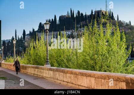 VERONA, Italien - 4. April 2017: Verona Skyline von Etsch, Brücken, Blick auf Castel San Pietro, Italien Stockfoto