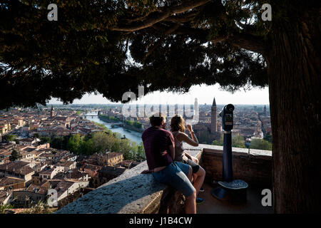 VERONA, Italien - 4. April 2017: Verona Skyline mit Etsch, Brücken, Kirche Santa Anastasia Blick von Castel San Pietro, Blick auf die Stadt auf eine wa Stockfoto