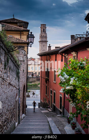 VERONA, Italien - 4. April 2017: der lange und anstrengende Treppe mit Läufer führt zu Castel San Pietro, auf Hintergrund Etsch, Brücken und die Stockfoto