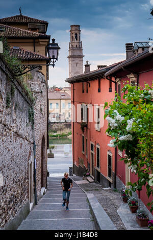 VERONA, Italien - 4. April 2017: der lange und anstrengende Treppe mit Läufer führt zu Castel San Pietro, auf Hintergrund Etsch, Brücken und die Stockfoto