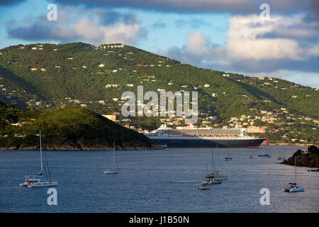 Gigantische Queen Mary II Kreuzfahrtschiff im Hafen von Charlotte Amalie, St. Thomas, Amerikanische Jungferninseln angedockt Stockfoto