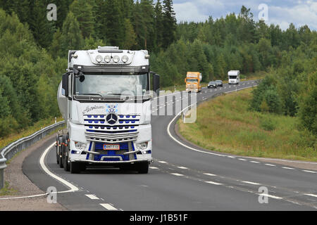 JALASJARVI, Finnland - 14. August 2016: Tank LKW Mercedes-Benz Arocs 3258 L und Scania R164 von Kuljetus Auvinen zurück entlang der Panoramastraße aus Stockfoto