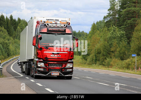 JALASJARVI, Finnland - 14. August 2016: Show-Truck MAN TGX Sweet 666 von Markku Rio auf Landstraße nach Teilnahme an LKW-Jahresveranstaltung macht T Stockfoto