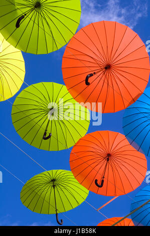 Reihen von bunten Sonnenschirmen ausgesetzt über Hof in Toronto, Ontario Stockfoto