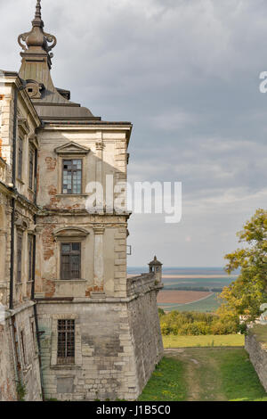 Burgruine alte Pidhirzi. Es ist eine Wohnburg im Dorf Pidhirzi in Lemberg Provinz, Westukraine gelegen. Stockfoto