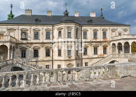 Burgruine alte Pidhirzi. Es ist eine Wohnburg im Dorf Pidhirzi in Lemberg Provinz, Westukraine gelegen. Stockfoto