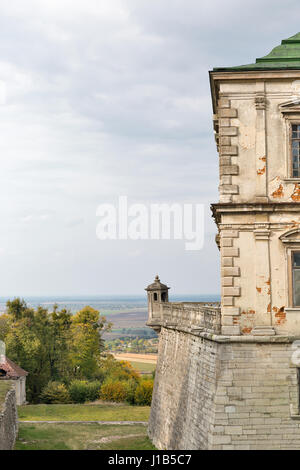 Burgruine alte Pidhirzi. Es ist eine Wohnburg im Dorf Pidhirzi in Lemberg Provinz, Westukraine gelegen. Stockfoto