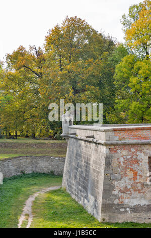 Burgruine alte Pidhirzi. Es ist eine Wohnburg im Dorf Pidhirzi in Lemberg Provinz, Westukraine gelegen. Stockfoto