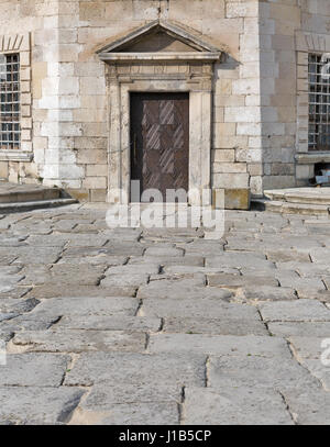 Zerstörten alten Pidhirzi Schloss Kopfsteinpflaster. Es ist eine Wohnburg im Dorf Pidhirzi in Lemberg Provinz, Westukraine gelegen. Stockfoto