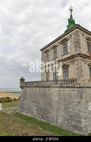 Burgruine alte Pidhirzi. Es ist eine Wohnburg im Dorf Pidhirzi in Lemberg Provinz, Westukraine gelegen. Stockfoto