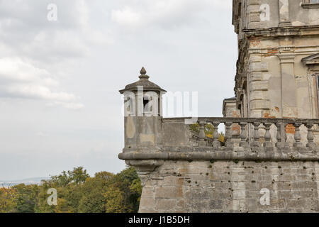 Wachturm des alten Pidhirzi Burgruine. Es ist eine Wohnburg im Dorf Pidhirzi in Lemberg Provinz, Westukraine gelegen. Stockfoto