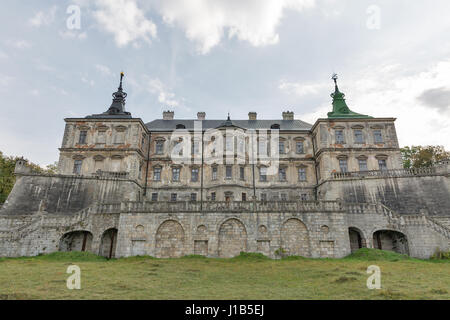 Burgruine alte Pidhirzi. Es ist eine Wohnburg im Dorf Pidhirzi in Lemberg Provinz, Westukraine gelegen. Stockfoto