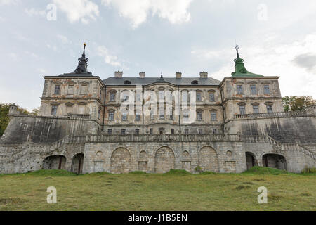 Alte Pidhirzi Burgruine in HDR. Es ist eine Wohnburg im Dorf Pidhirzi in Lemberg Provinz, Westukraine gelegen. Stockfoto