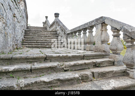 Zerstörten alten Pidhirzi Schloss Treppe Nahaufnahme. Es ist eine Wohnburg im Dorf Pidhirzi in Lemberg Provinz, Westukraine gelegen. Stockfoto