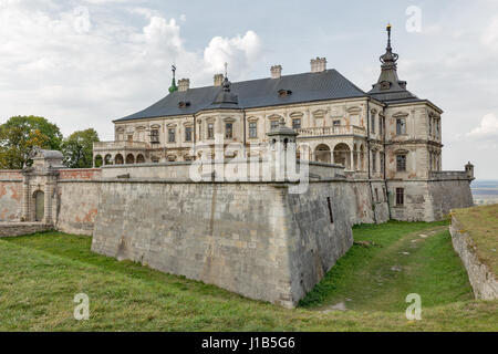 Burgruine alte Pidhirzi. Es ist eine Wohnburg im Dorf Pidhirzi in Lemberg Provinz, Westukraine gelegen. Stockfoto