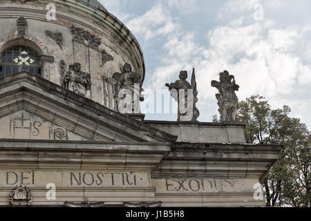 Statuen der barocke römisch-katholische Kirche St. Joseph in Pidhirzi. Pidhirzi Dorf befindet sich in Lemberg Provinz, Westukraine. Stockfoto