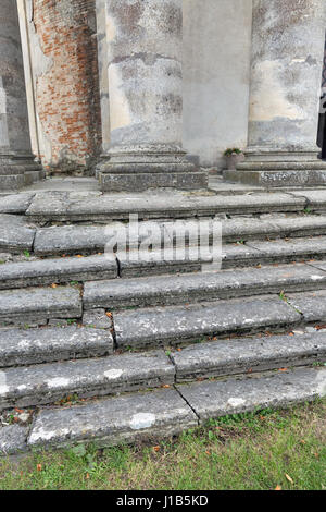 Alte Treppen barocke römisch-katholische Kirche von St. Joseph in Pidhirzi. Pidhirzi Dorf befindet sich in Lemberg Provinz, Westukraine. Stockfoto